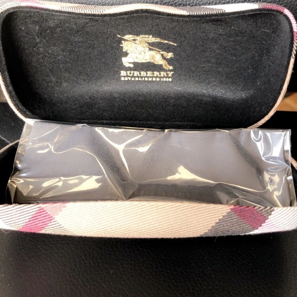 NEW NEVER WORN: Burberry Sunglasses - Picture 4 of 4